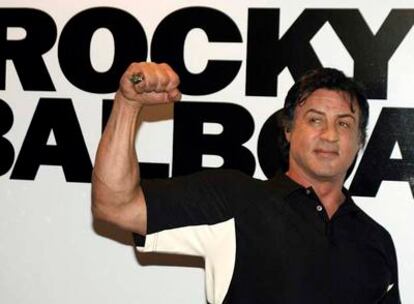 Sylvester Stallone, de 60 años, luce músculo durante la promoción en México de <i>Rocky Balboa.</i>