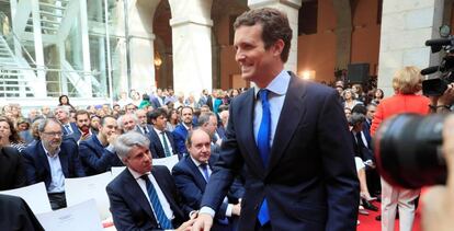 El presidente del PP, Pablo Casado, pasa sin saludar por delante del expresidente de la Comunidad de Madrid, Angel Garrido, ahora en las filas Ciudadanos. Ambos han coincidido este jueves en la celebración del Dos de Mayo, Día de la Comunidad de Madrid.
