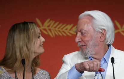 Vanessa Paradis e Donald Sutherland participam de uma conferência de imprensa antes da abertura do 69° Festival de Cinema de Cannes.