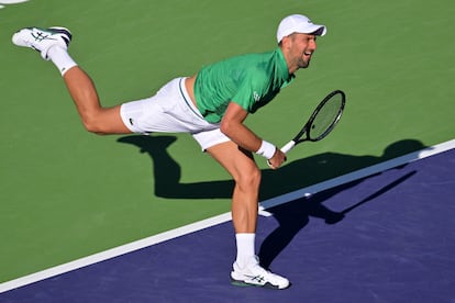 Djokovic sirve durante un partido reciente en Indian Wells.