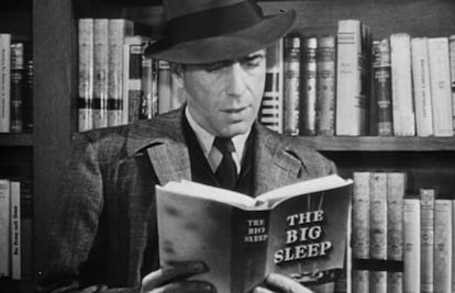 Humphrey Bogart, en una imagen de 'El sueño eterno', leyendo un ejemplar de 'El sueño eterno'