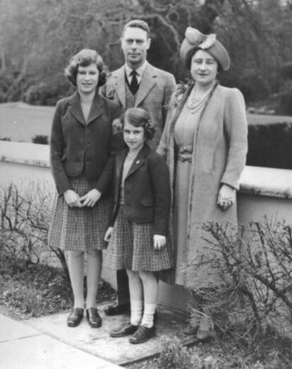 El rey Jorge VI de Inglaterra, la Reina Madre (Isabel Bowes Lyon ) y sus hijas la princesa Isabel (futura Isabel II) y la princesa Margarita.