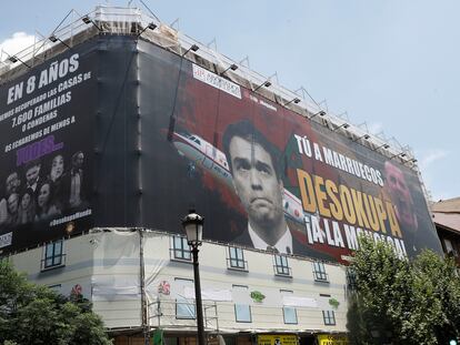 La lona colgada por la empresa Desokupa en la calle Atocha de Madrid, este lunes.