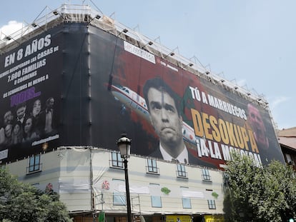 La lona colgada por la empresa Desokupa en la calle Atocha de Madrid, este lunes.