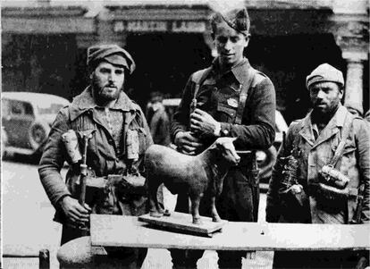 Milicianos con el Torico, tras ser desmontado de su pedestal en 1938.