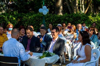 Los arquitectos Ruslan Muñoz y Abel Tablada durante su boda civil, el 26 de octubre en la Quinta de los Molinos de La Habana.