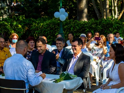 Los arquitectos Ruslan Muñoz y Abel Tablada durante su boda civil, el 26 de octubre en la Quinta de los Molinos de La Habana.