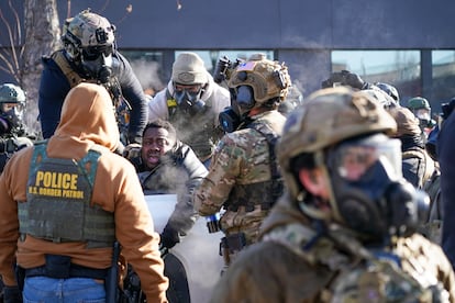 Agentes del ICE rodeando a un manifestante en Minneapolis, el pasado 24 de enero.