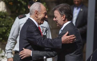 El presidente de Colombia, Juan Manuel Santos (dcha), y su hom&oacute;logo israel&iacute;, Simon Peres (izda), se re&uacute;nen en la residencia presidencial en Jerusal&eacute;n (Israel).