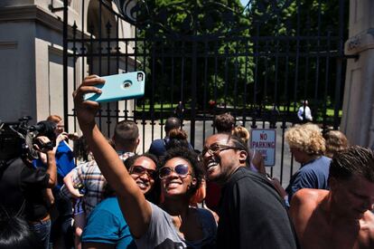 Un grupo de gente se fotografía en la puerta principal del cementerio donde será enterrado Muhammad Alií.