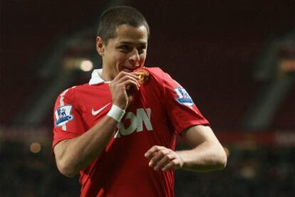 Javier <i>Chicharito</i> Hernández celebra su gol al Wolverhampton, el martes.