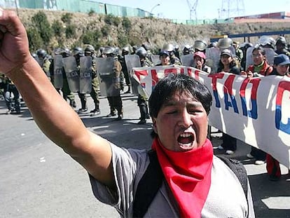 Un grupo de estudiantes se manifiesta en El Alto, cerca de La Paz, vigilado por decenas de policías.
