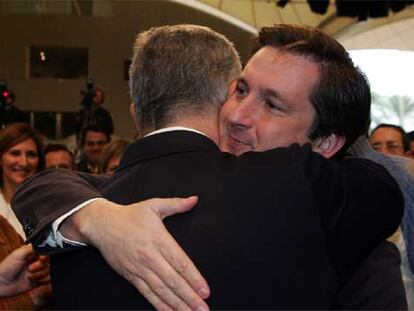 Gómez Cueli se abraza ayer con el presidente del PP, Javier Arenas, en un acto celebrado en Sevilla.