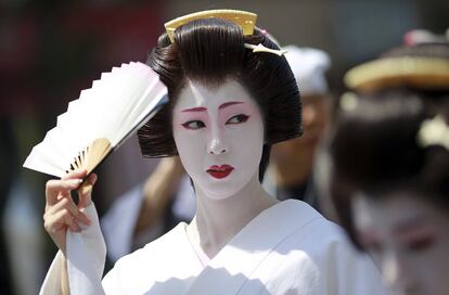 Una geisha desfila por la calle hasta el Santuario de Asuka en el recinto del Templo de Sensoji, en Tokio, Japón.