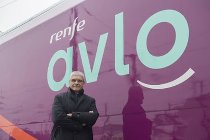 El presidente de Renfe, Isaías Táboas, junto a un vagón del tren AVLO.