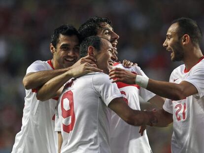 Umut Bulut celebra su gol ante Portugal con sus compañeros de equipo