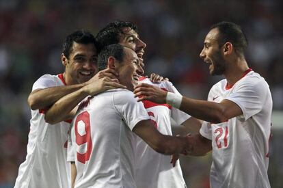 Umut Bulut celebra su gol ante Portugal con sus compañeros de equipo