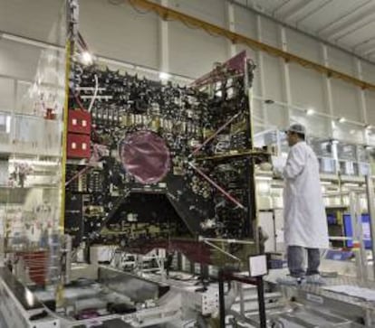 Integración de los distintos componentes del satélite Amazonas 2 de HISPASAT, en las instalaciones de EADS Astrium en Toulouse (Francia). EFE/Archivo