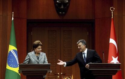 La presidenta brasileña, Dilma Rousseff, y su homólogo turco, Abdulá Gul, durante una conferencia de prensa en el Palacio Presidencial en Ankara.