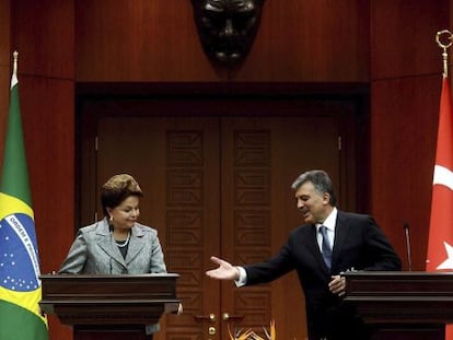 La presidenta brasile&ntilde;a, Dilma Rousseff, y su hom&oacute;logo turco, Abdul&aacute; Gul, durante una conferencia de prensa en el Palacio Presidencial en Ankara.