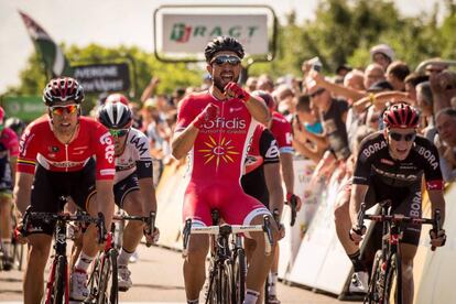 Bouhanni, en el centro, lanza sus puños al ganar la etapa.