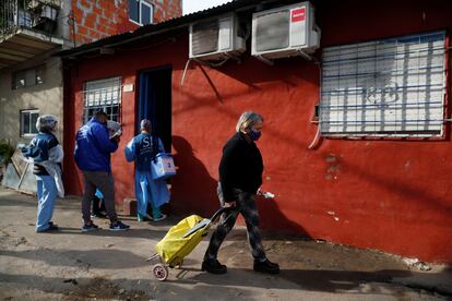 Personal sanitario recorre casas por casa en un barrio popular de Beccar, en la región metropolitana norte de la ciudad de Buenos Aires, el 17 de junio de 2020.