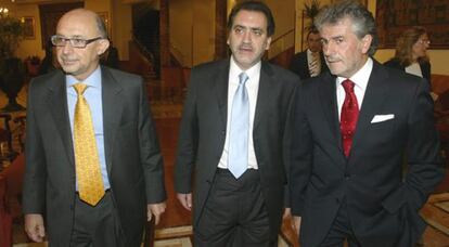 El coordinador de Economía del Partido Popular, Cristóbal Montoro, el director de Cinco Días, Jorge Rivera, y el director general de Banca Comercial del Santander, Luis García Candelas, momentos antes de dar comienzo el Foro Cinco Días.