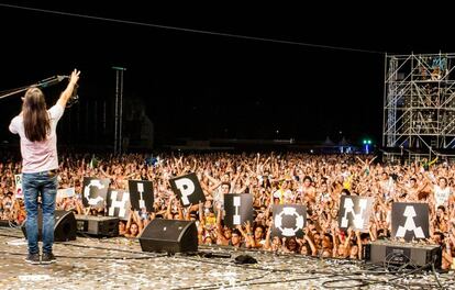 En su séptima edición, Alrumbo Festival se presenta como una ciudad de la música asentada en Costa Ballena-Chipiona, en Cádiz, a escasos metros de la playa. El 14, 15 y 16 de julio sonarán en sus cuatro escenarios artistas internacionales como The Prodigy, Martin Garrix o Gipsy Kings, que compartirán espacio con grupos nacionales como Vetusta Morla, 091, Lori Meyers, Macaco o Raimundo Amador. En la imagen, el 'dj' Steve Aoki en la pasada edición. Web: http://alrumbofestival.com