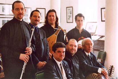 Luis Delgado (de pie, tercero por la izquierda), con el grupo que ha grabado el disco &#39;Tánger&#39;.