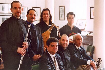 Luis Delgado (de pie, tercero por la izquierda), con el grupo que ha grabado el disco 'Tánger'.