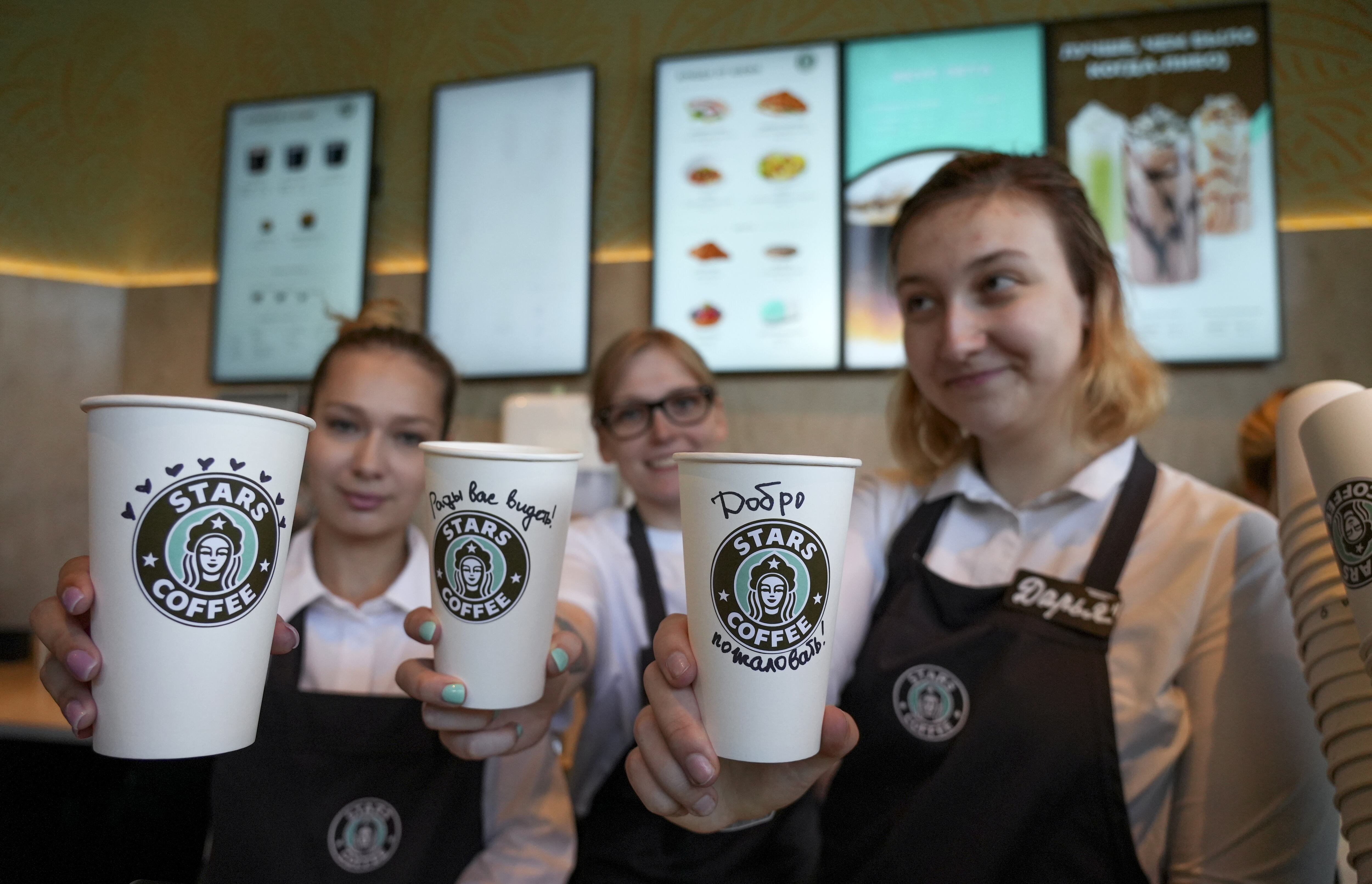 Empleados de 'Stars Coffee' en la inauguración de la primera tienda en Moscú, a finales de agosto de 2022.