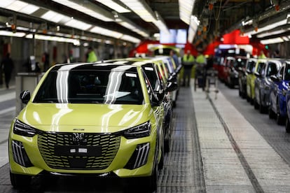 Un Peugeot 208 en la línea de ensamblaje de la fábrica de Stellantis en Zaragoza.