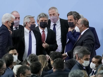 O presidente argentino, Alberto Fernández, cercado por seus novos ministros, na segunda-feira passada, em Buenos Aires.