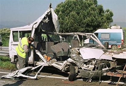 En la imagen, la furgoneta donde fallecieron las dos víctimas.