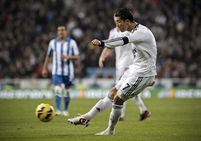 Ronaldo lanza de falta, lo que sería el cuarto gol blanco.