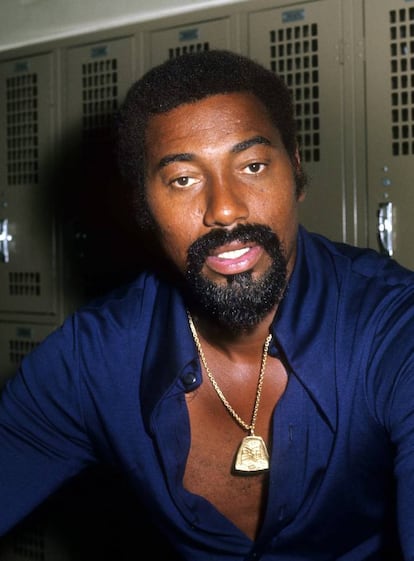 “Me he acostado con 1,2 mujeres al día, todos los días desde que tengo 15 años”. El exjugador de los Lakers Wilt Chamberlain (Filadelfia, 1936-Los Ángeles, 1999) no necesitó ningún biógrafo para calcular la cantidad de mujeres que han pasado por su nido del amor, porque él mismo llegó a esta cifra gracias a una libreta en la que llevaba la cuenta. Le salía una media de 2,3 mujeres al día, pero la dividió entre dos para no pasarse de flipado y luego la multiplicó por todos los días que había vivido desde que perdió la virginidad. Su afición a los tríos contribuyó a la desorbitada cantidad. “Algunos coleccionan sellos, Wilt colecciona mujeres”, dijo su abogado. La cifra (y la minuciosidad con la que Chamberlain la calculó) se convirtió en un chiste recurrente en Estados Unidos y fue objeto de parodias en programas de humor hasta el punto de que en 1999, poco antes de su muerte, el baloncestista aclaró que su intención nunca fue fardar sino explicar por qué jamás se casó ni mantuvo relaciones estables: su profesión le facilitaba acceso a sexo fácil y no quería engañar a ninguna esposa. “Tener miles de mujeres distintas está bastante bien”, confesó, “pero si algo he aprendido es que acostarse con una sola mujer miles de veces es más satisfactorio”. En la imagen, Wilt Chamberlain en 1975.