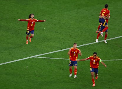 Marc Cucurella, Rodri y Dani Olmo celebran la victoria frente a Alemania y el pase a semifinales. 