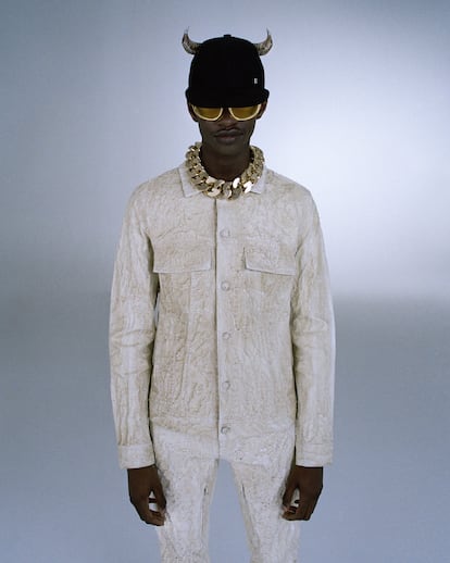 Una gorra con cuernos y una chaqueta con efecto cuarteado forman parte de 'Teaser', la primera entrega de la colección de estreno de Matthew M. Williams en Givenchy.
