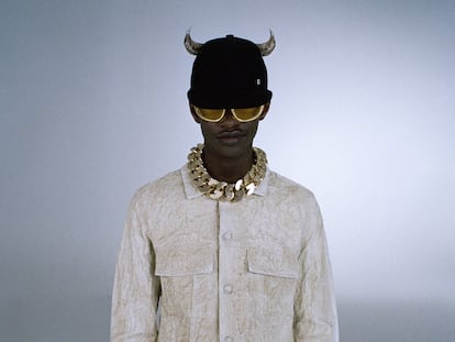 Una gorra con cuernos y una chaqueta con efecto cuarteado forman parte de 'Teaser', la primera entrega de la colección de estreno de Matthew M. Williams en Givenchy.
