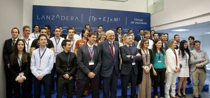 El empresario Juan Roig con participantes en el programa Lanzadera.