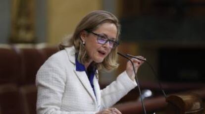 La vicepresidenta primera del Gobierno, Nadia Calviño, interviene en el pleno del Congreso de los Diputados.