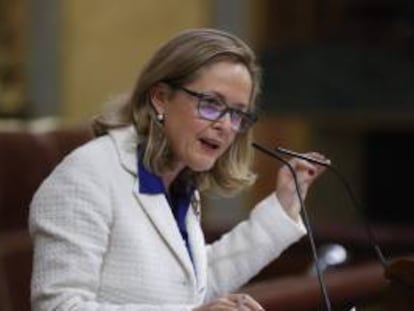 La vicepresidenta primera del Gobierno, Nadia Calviño, interviene en el pleno del Congreso de los Diputados.