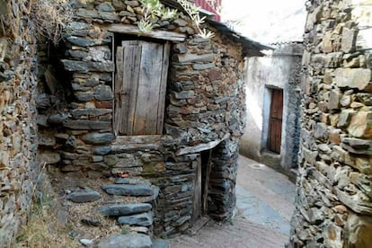 Callejón de El Gasco, en las Hurdes. Las casas están construidas con diferentes piezas de pizarra, todas recogidas del suelo y su estructura busca conservar el calor. |