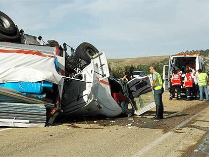 Accidente ocurrido en Grijota, Palencia, donde se vieron implicados tres turismos y un camión.