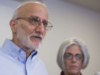 Alan Gross e sua mulher, Judy, no seu regresso a Cuba, em 17 de dezembro.