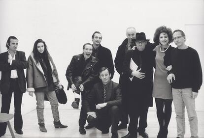 Desde la izquierda, los artistas Luis Claramunt con una amiga, Mike Kelley, Juan Muñoz, Martin Kippenberger, Jiri Dokoupil, Joseph Kosuth, la galerista Juana de Aizpuru y Haim Steinbach, en 1991 en la galería madrileña.