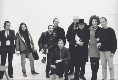 Desde la izquierda, los artistas Luis Claramunt con una amiga, Mike Kelley, Juan Muñoz, Martin Kippenberger, Jiri Dokoupil, Joseph Kosuth, la galerista Juana de Aizpuru y Haim Steinbach, en 1991 en la galería madrileña.