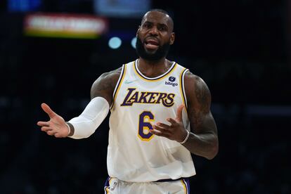 LeBron James Los Angeles Lakers suspendido protocolo covid