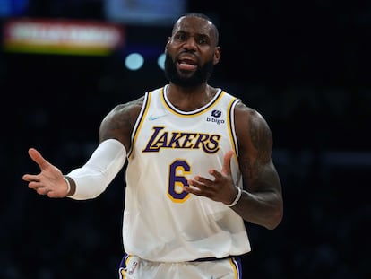 LeBron James, durante un partido entre los Lakers y los Pistons.