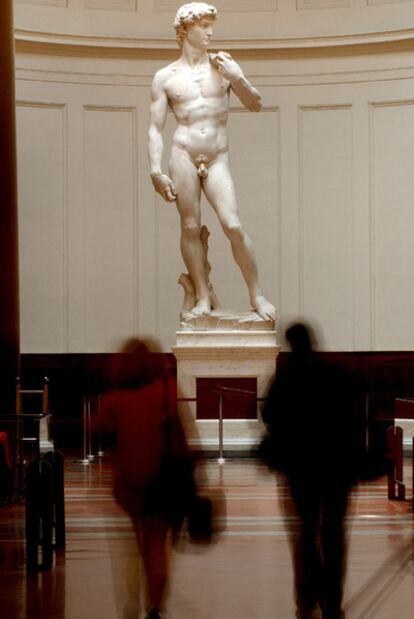 El <i>David</i>, en la Galería de la Academia tras su restauración en 2004.